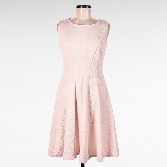 Sandra Darren | White Textured Faux Embroidery Sleeveless Pleated Dress - Picture 4 of 4